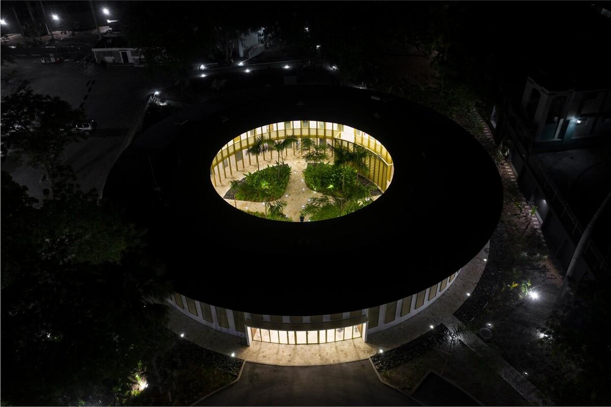 带有热带建筑记忆的法国驻海地大使馆 / Explorations Architecture 