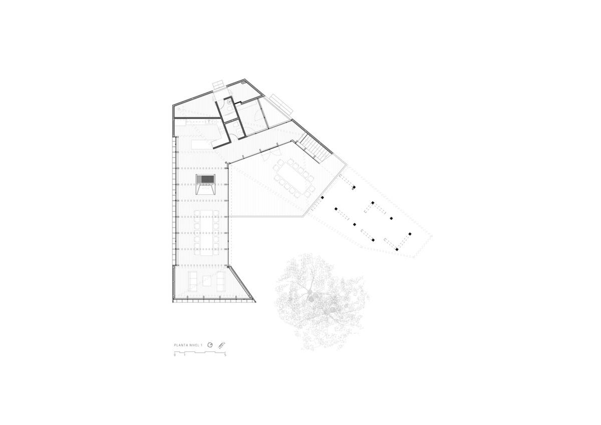 轻触湖面，御风而立的架空展厅/Aguilo +佩德拉萨