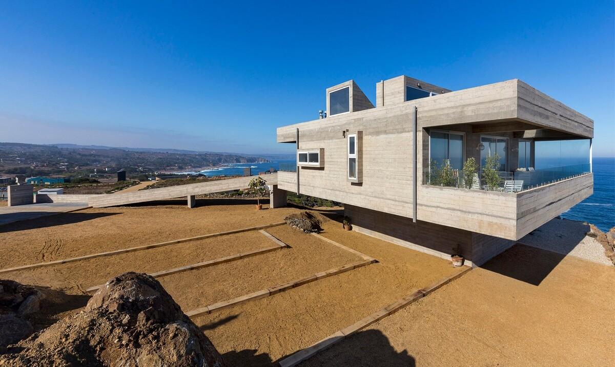 坐在卧室眺望海边无垠的蔚蓝 / 智利悬崖住宅