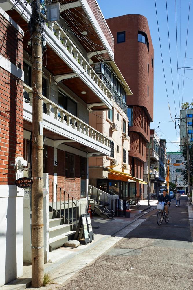 用红砖砌造的巨大漏斗：3/1住宅