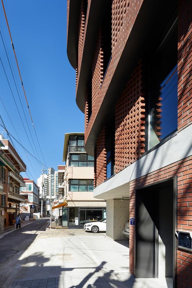 用红砖砌造的巨大漏斗：3/1住宅