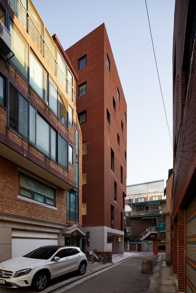 用红砖砌造的巨大漏斗：3/1住宅