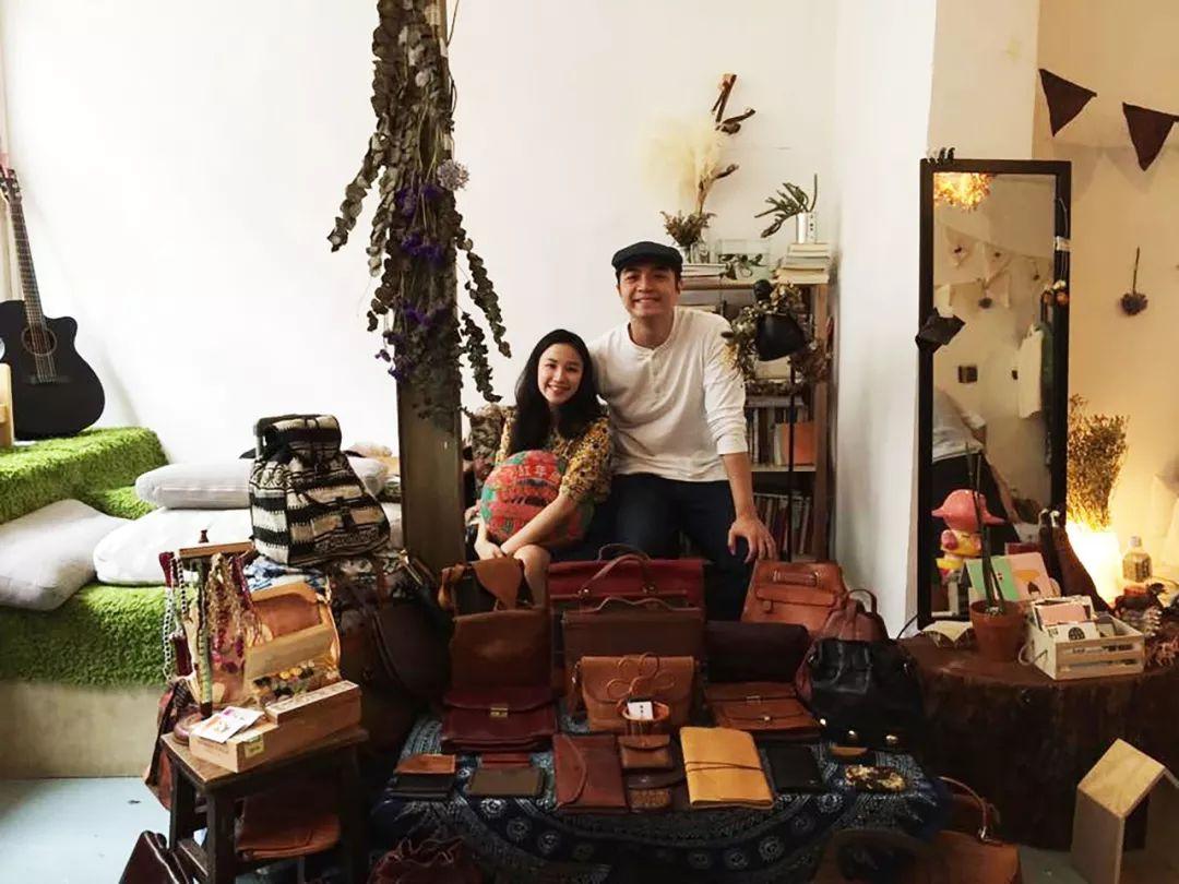 香港年轻人一辈子买不起房，把破出租屋改成复古小窝