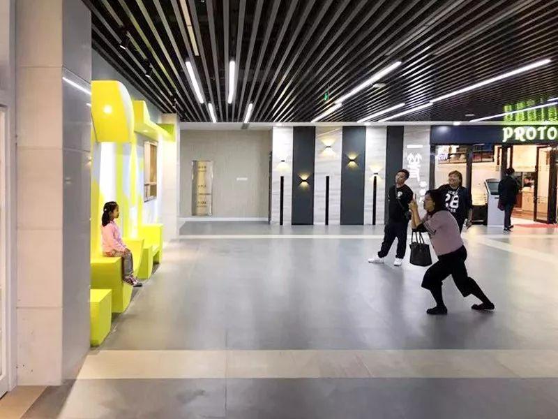 上海交大的00后书店，用有趣抵抗这个无聊的时代