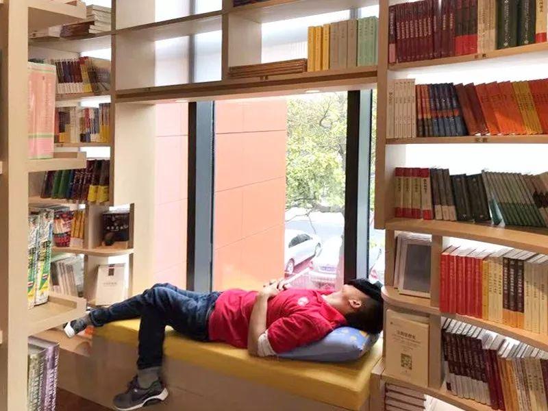 上海交大的00后书店，用有趣抵抗这个无聊的时代