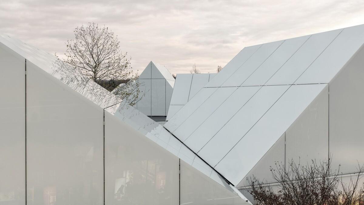 法国里昂奥特莱斯，白色小房子构成村庄 / Gianni Ranaulo Design