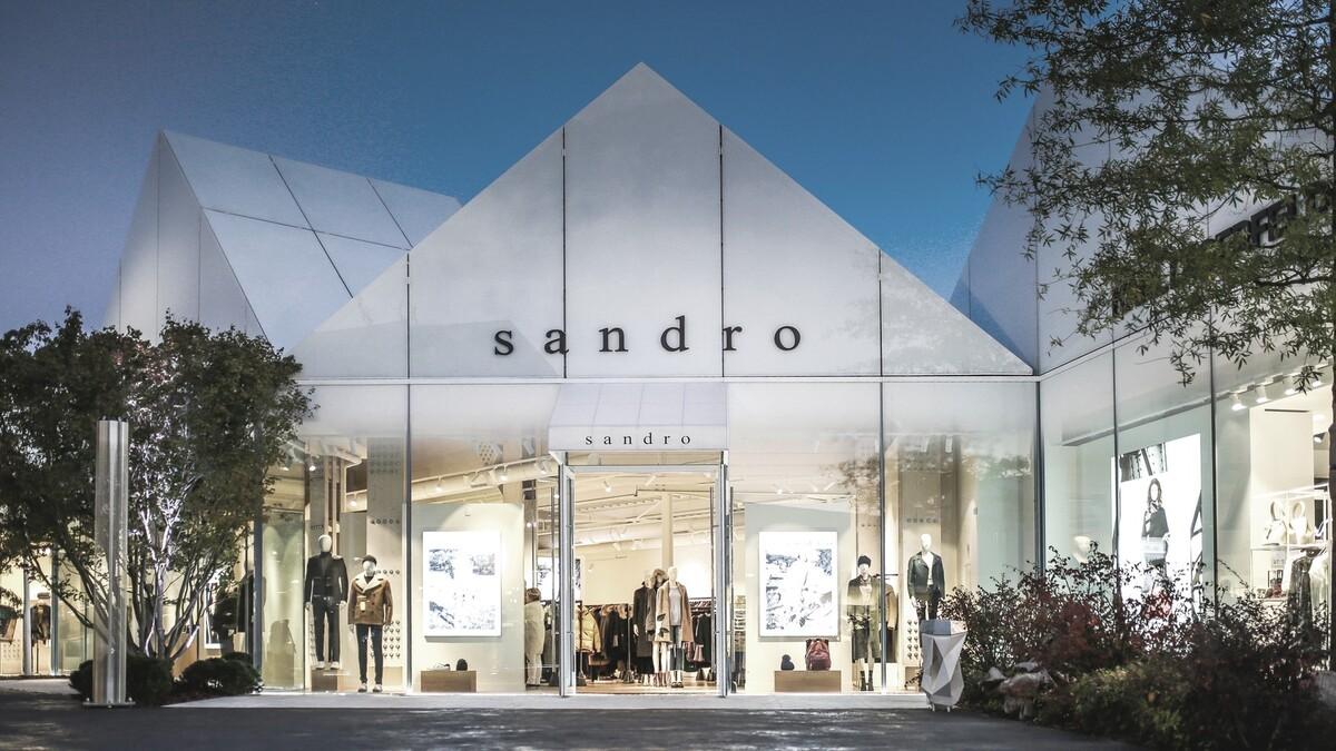 法国里昂奥特莱斯，白色小房子构成村庄 / Gianni Ranaulo Design