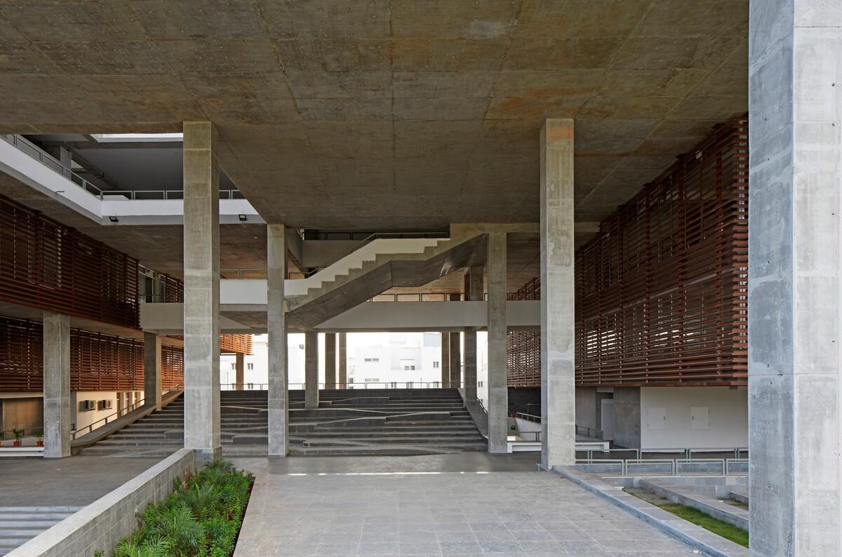 巨大的架空平台带来的多元可能性——维查雅瓦达规划与建筑学院研究所