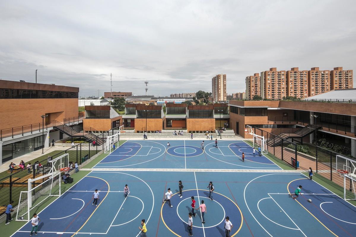庭院中的学校，学校中的庭院：哥伦比亚中小学校
