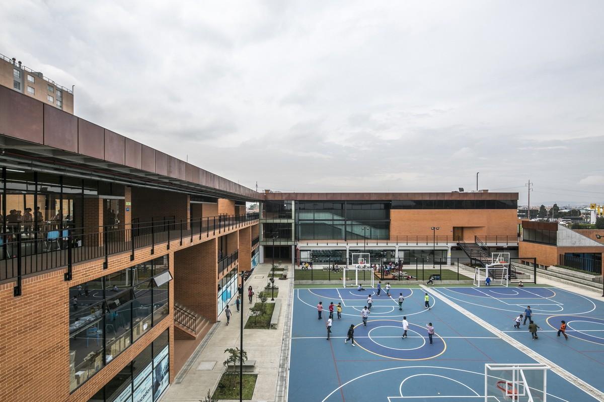 庭院中的学校，学校中的庭院：哥伦比亚中小学校