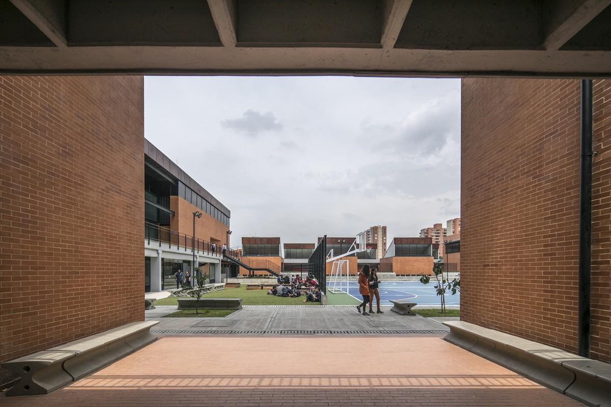 庭院中的学校，学校中的庭院：哥伦比亚中小学校
