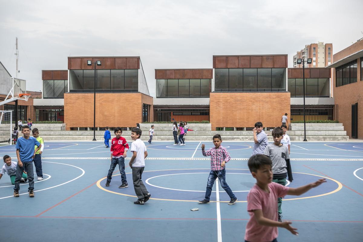 庭院中的学校，学校中的庭院：哥伦比亚中小学校