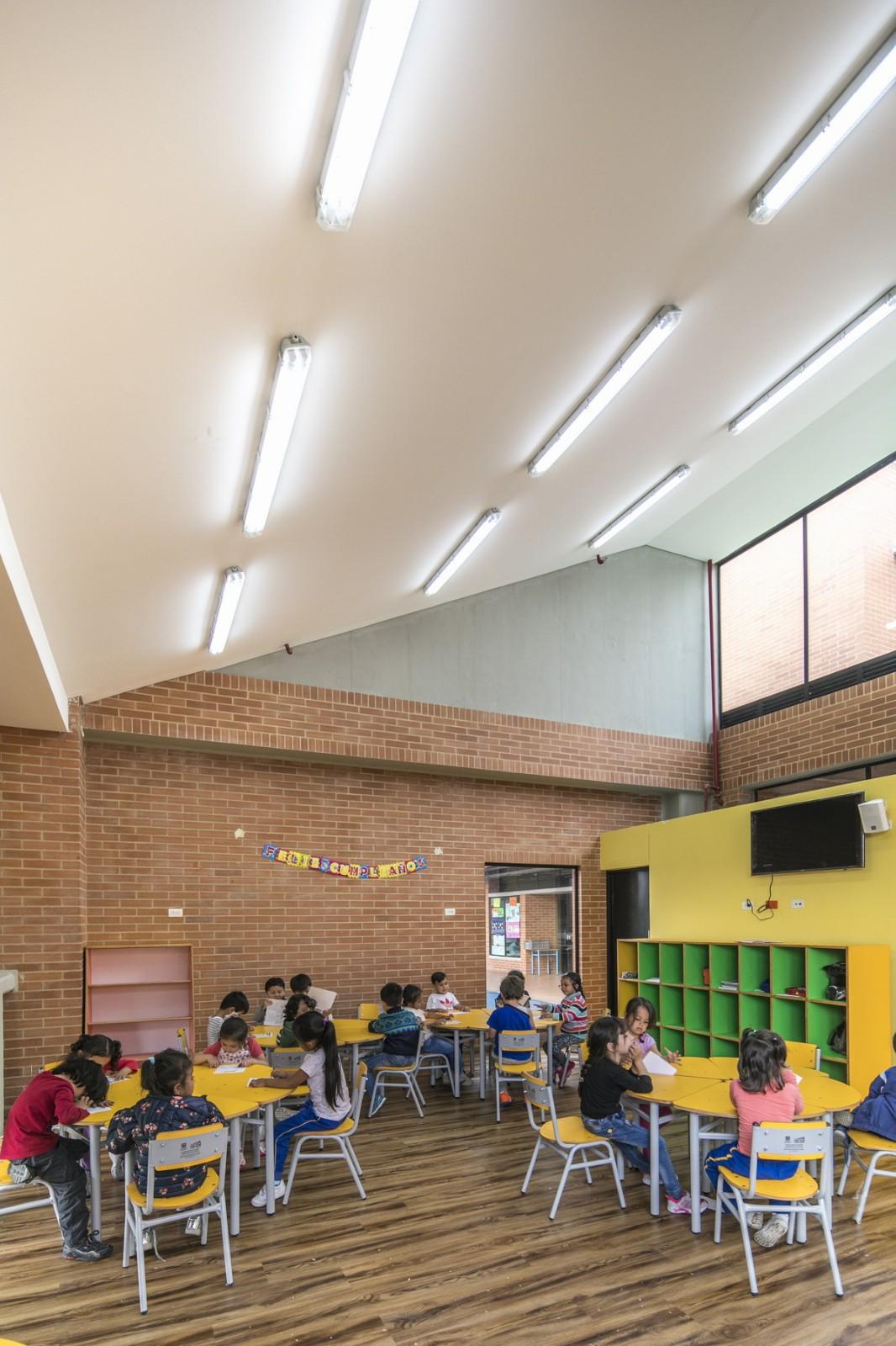 庭院中的学校，学校中的庭院：哥伦比亚中小学校