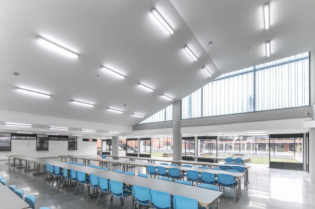 庭院中的学校，学校中的庭院：哥伦比亚中小学校