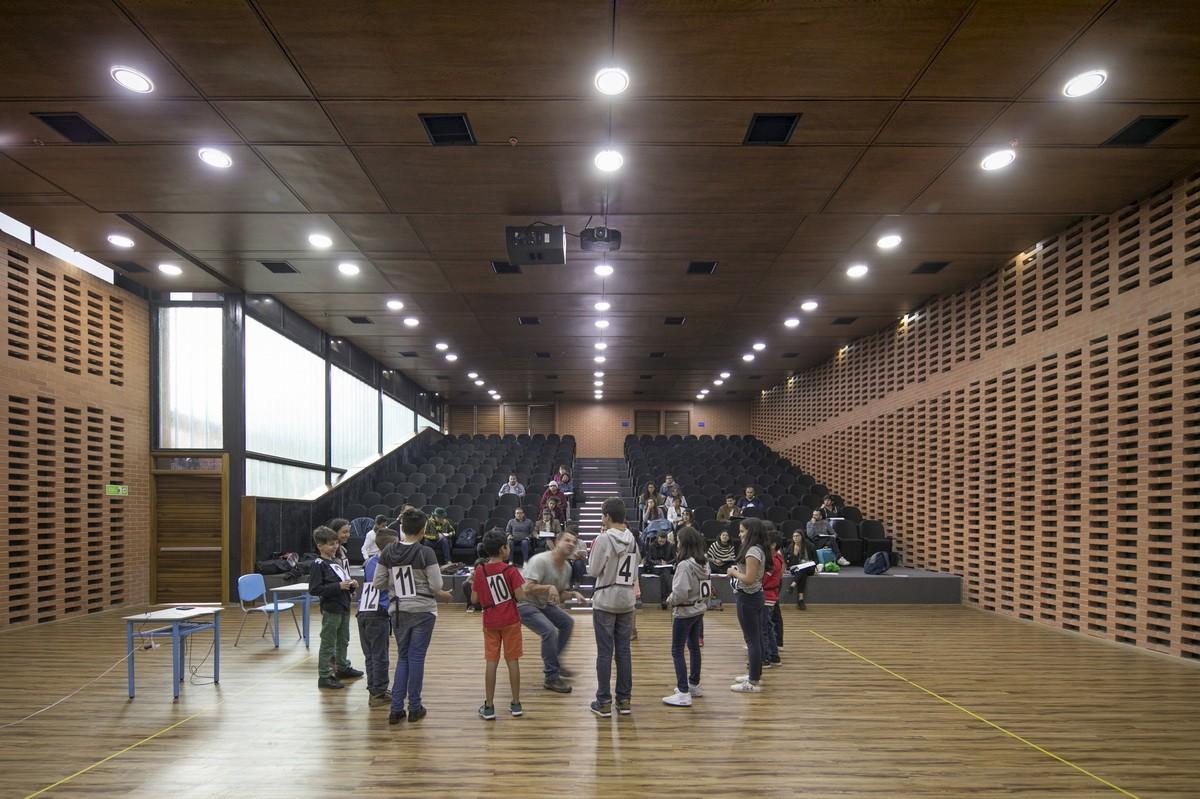 庭院中的学校，学校中的庭院：哥伦比亚中小学校