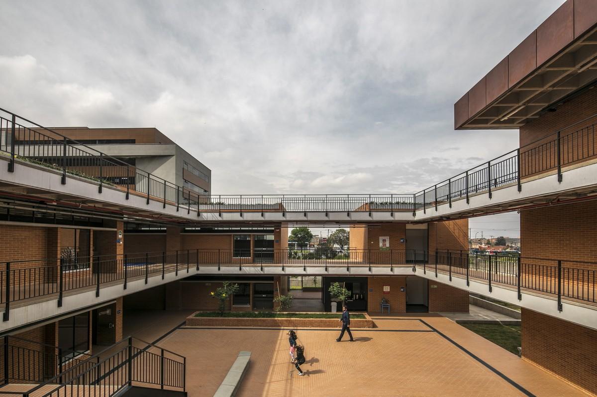 庭院中的学校，学校中的庭院：哥伦比亚中小学校
