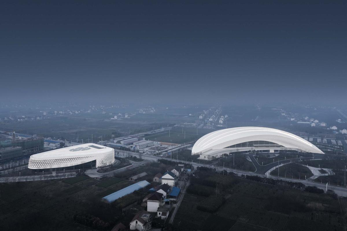 天高海阔，如同大海上翻滚的白色巨浪：如东体育中心 / 同济大学建筑设计研究院