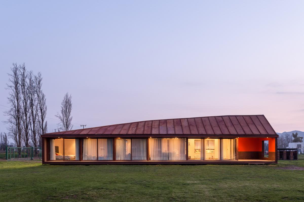 乡村草地上的红色棚屋：PH2住宅 / DX Arquitectos