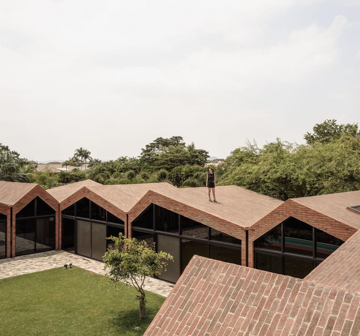 仿佛散落地上随风起褶皱的方丝帕：El Cortijo之家