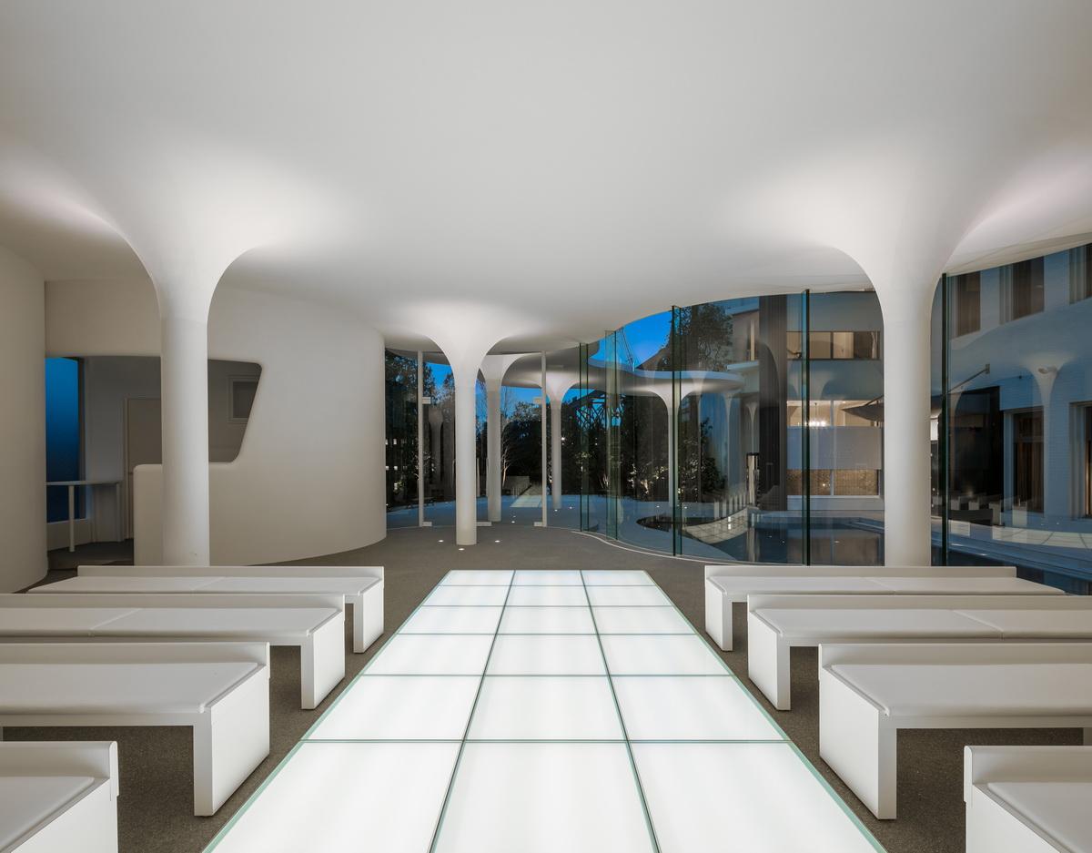 f2_The_entrance_from_the_altar.jpg