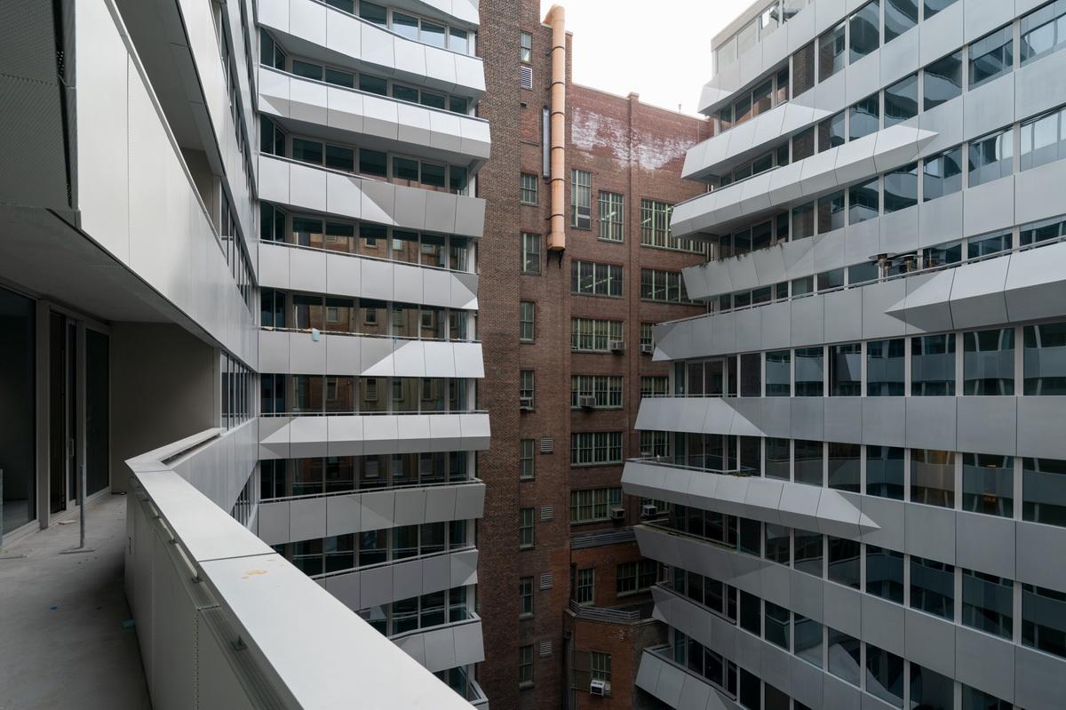 立体派艺术融入历史街区：纽约东22街121号公寓 / OMA