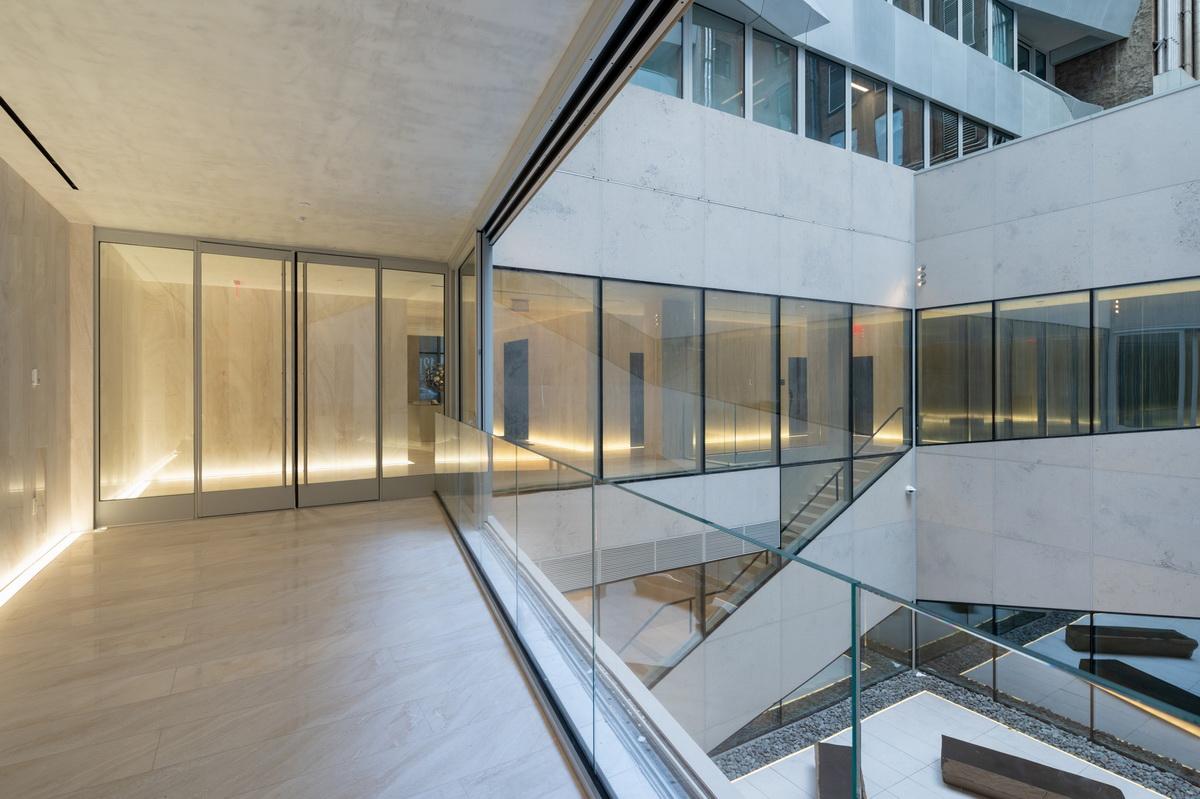 立体派艺术融入历史街区：纽约东22街121号公寓 / OMA