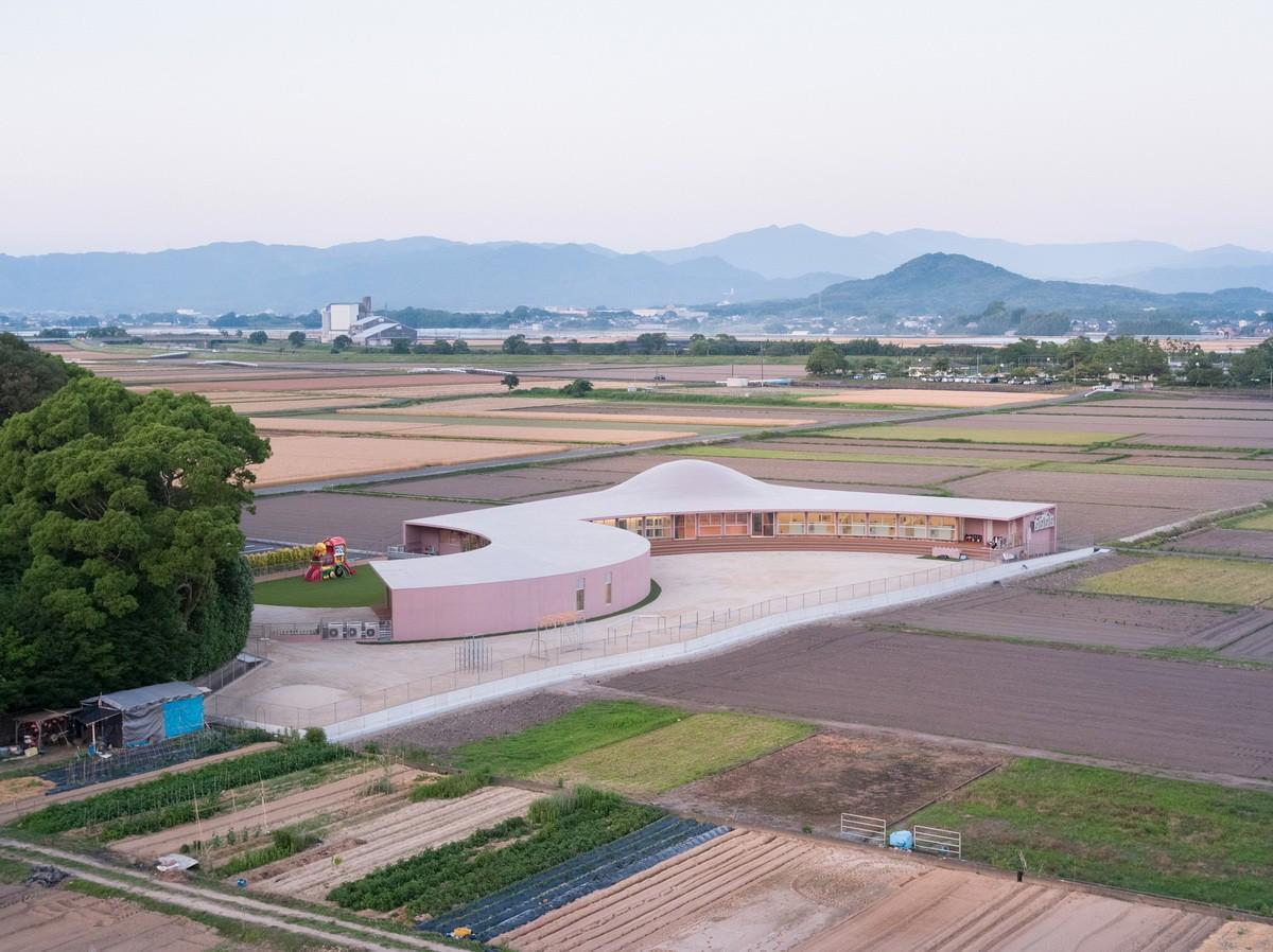 山形环绕，流动的河流：日本 Subaru 幼儿园 / RFA+CFA