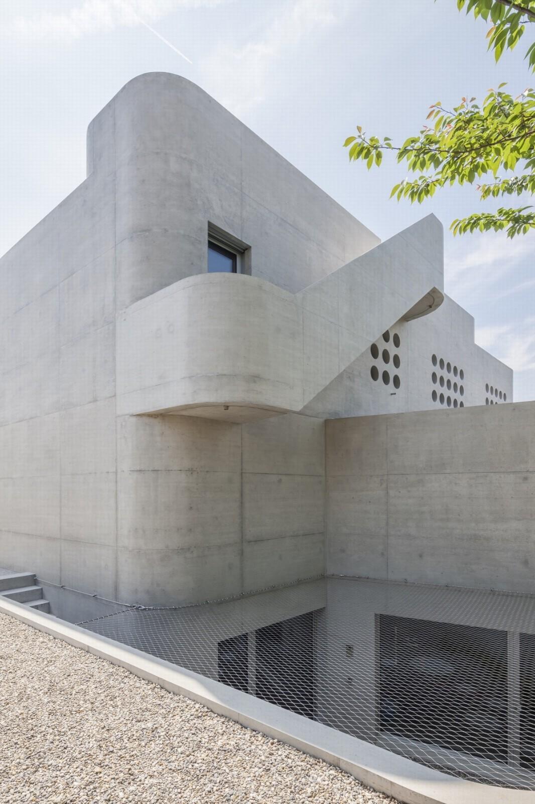 宛如一座柔和朴素的雕塑：Neuhofweg 住宅 / Beck + Oser Architekten