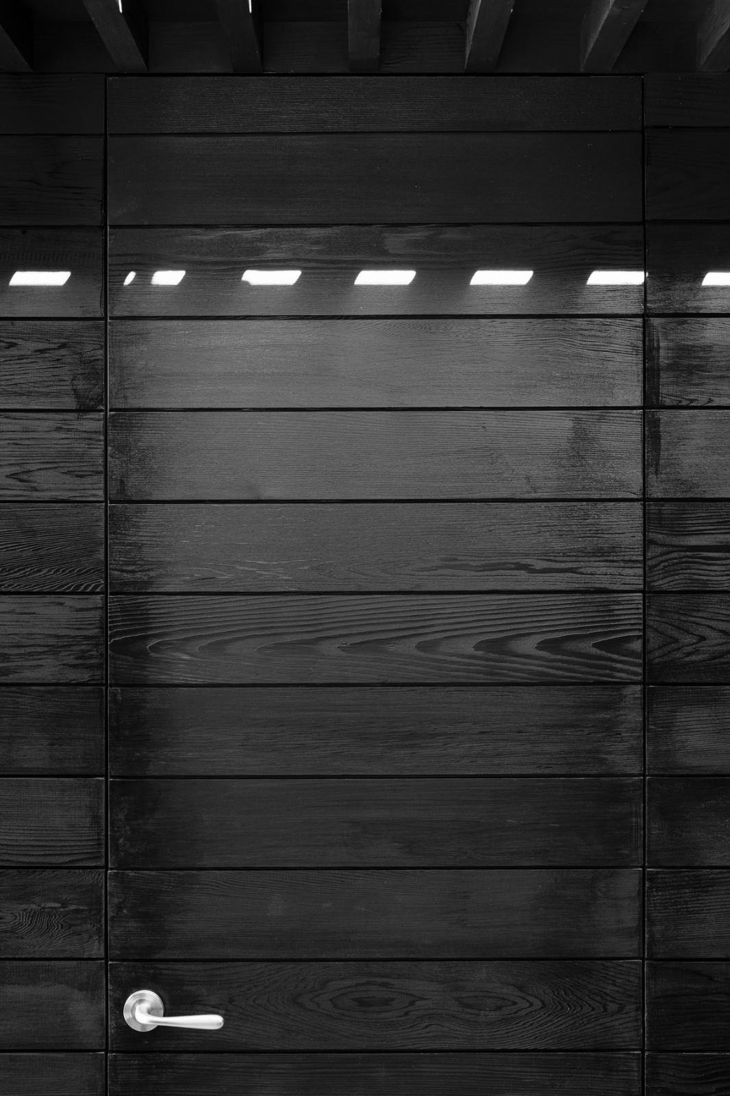 黑白几何构筑成的儿童积木：双子顶别墅 / Benn & Penna Architecture