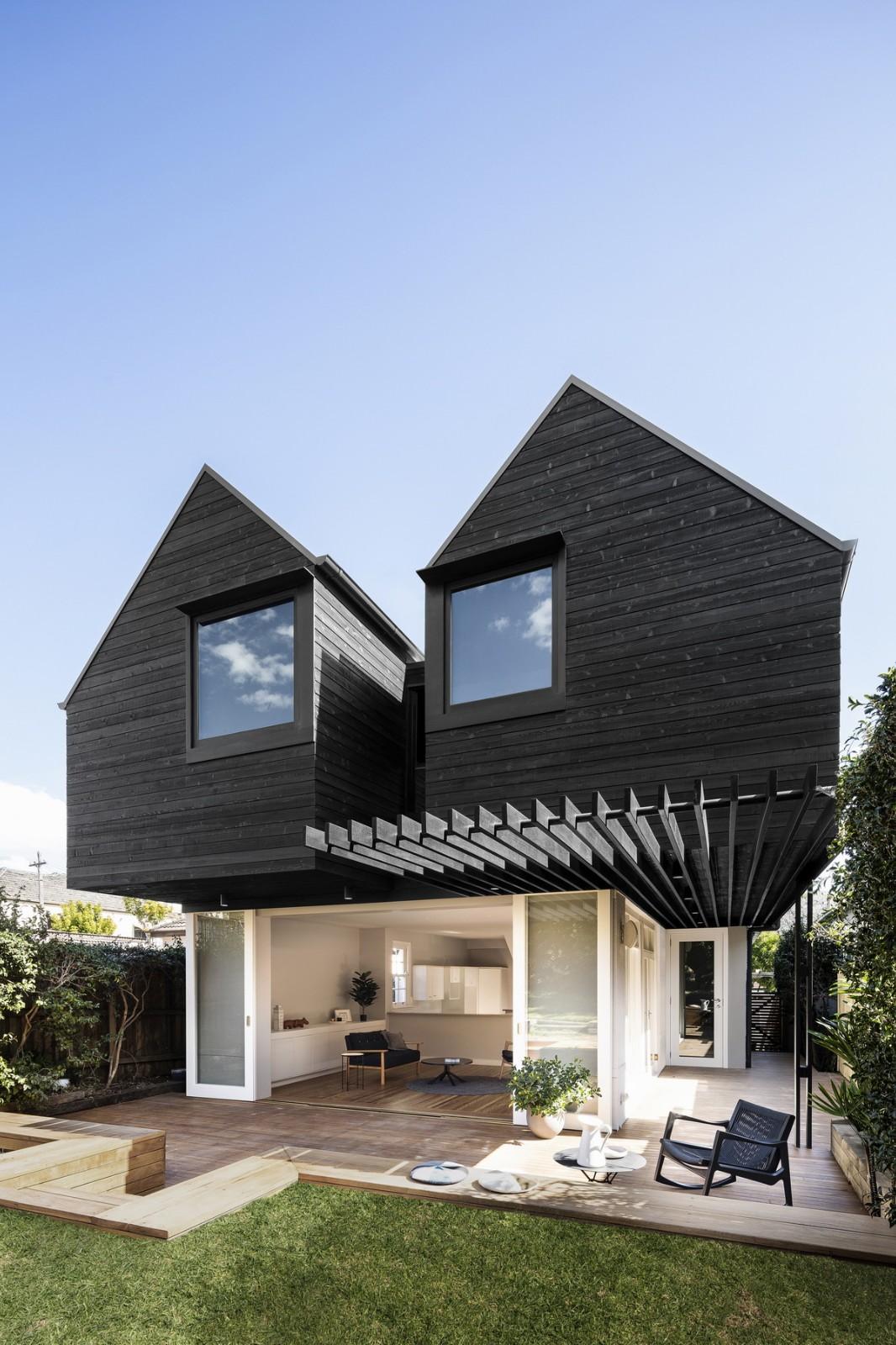黑白几何构筑成的儿童积木：双子顶别墅 / Benn & Penna Architecture