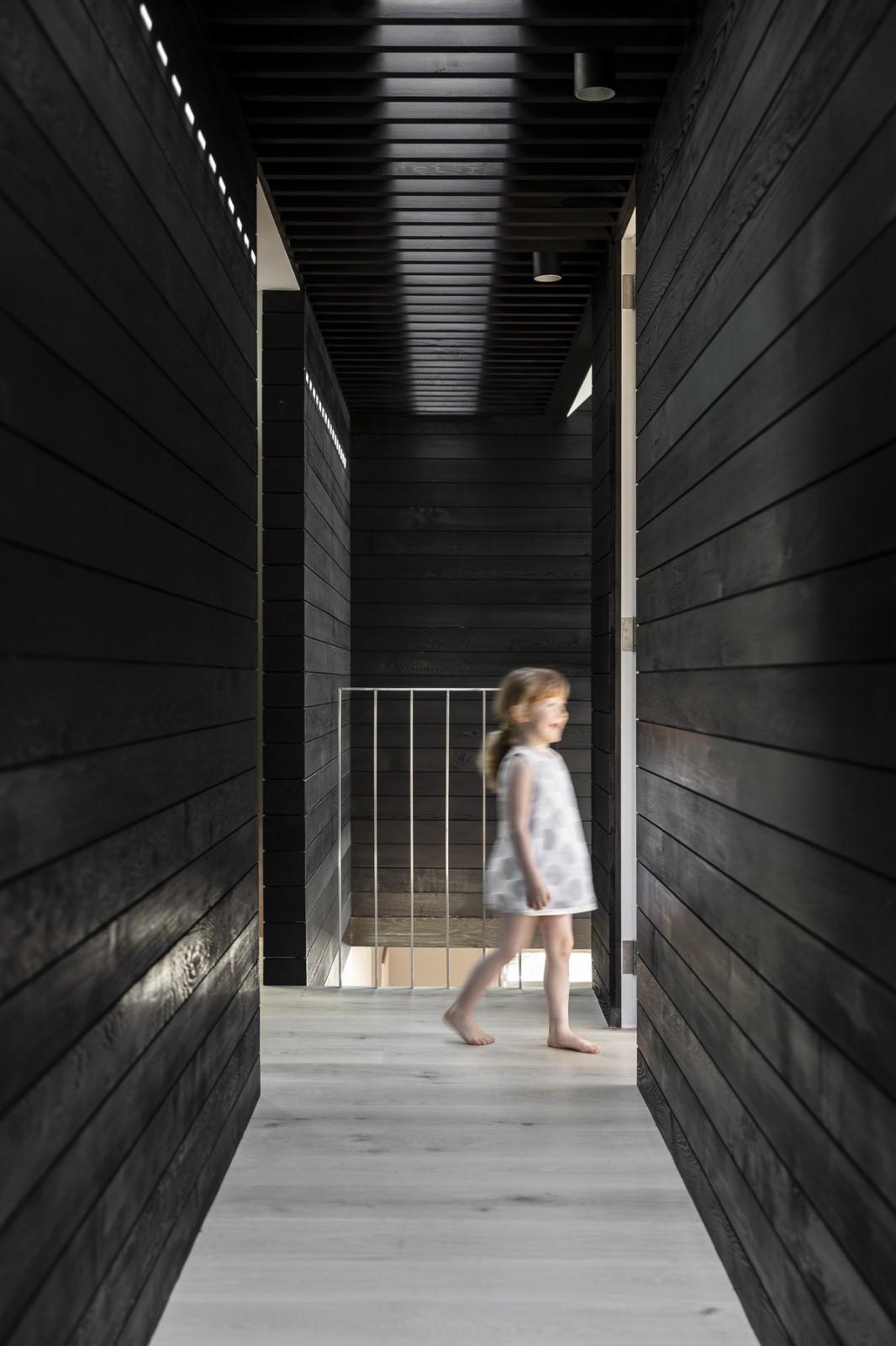 黑白几何构筑成的儿童积木：双子顶别墅 / Benn & Penna Architecture