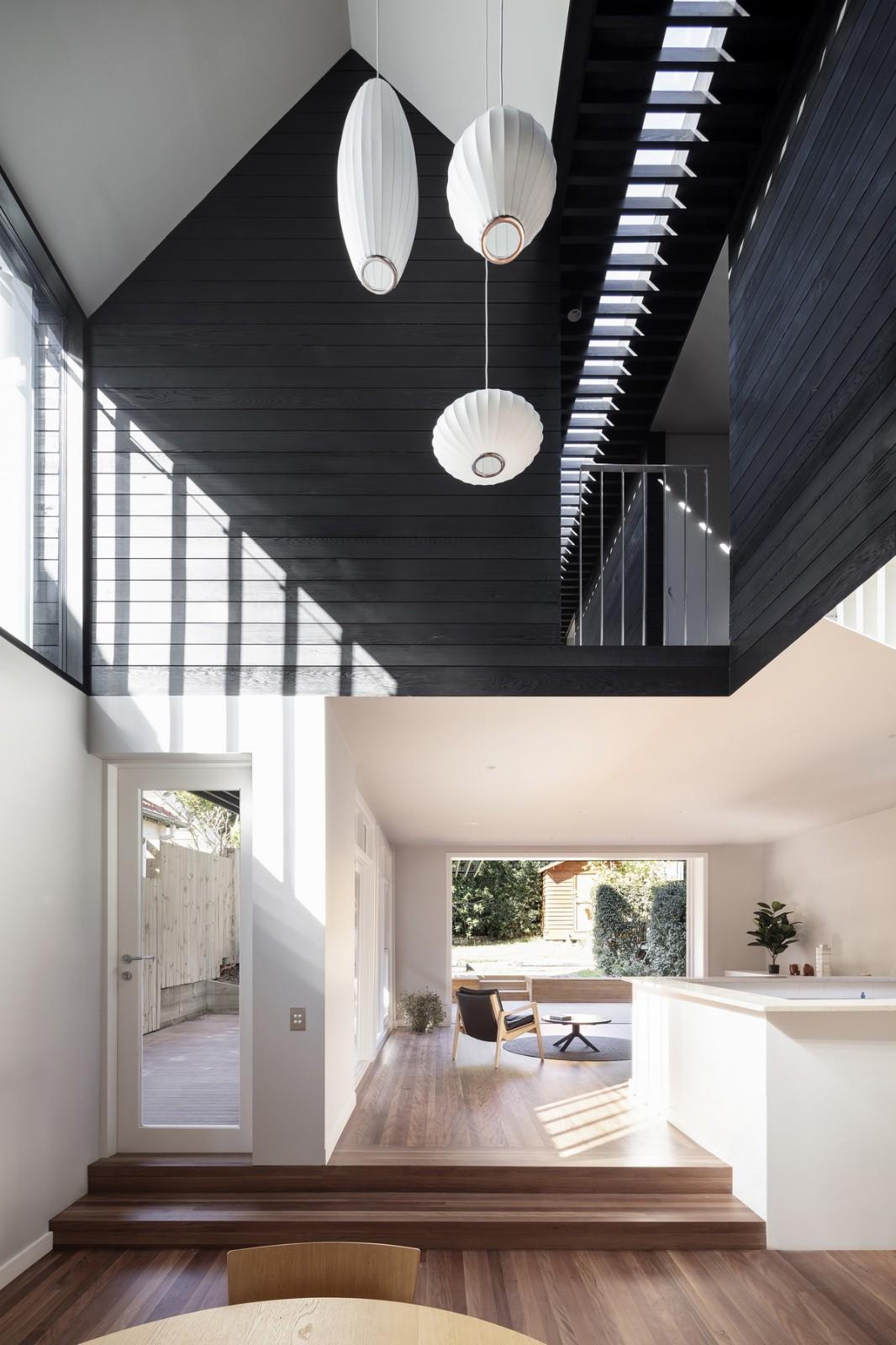 黑白几何构筑成的儿童积木：双子顶别墅 / Benn & Penna Architecture