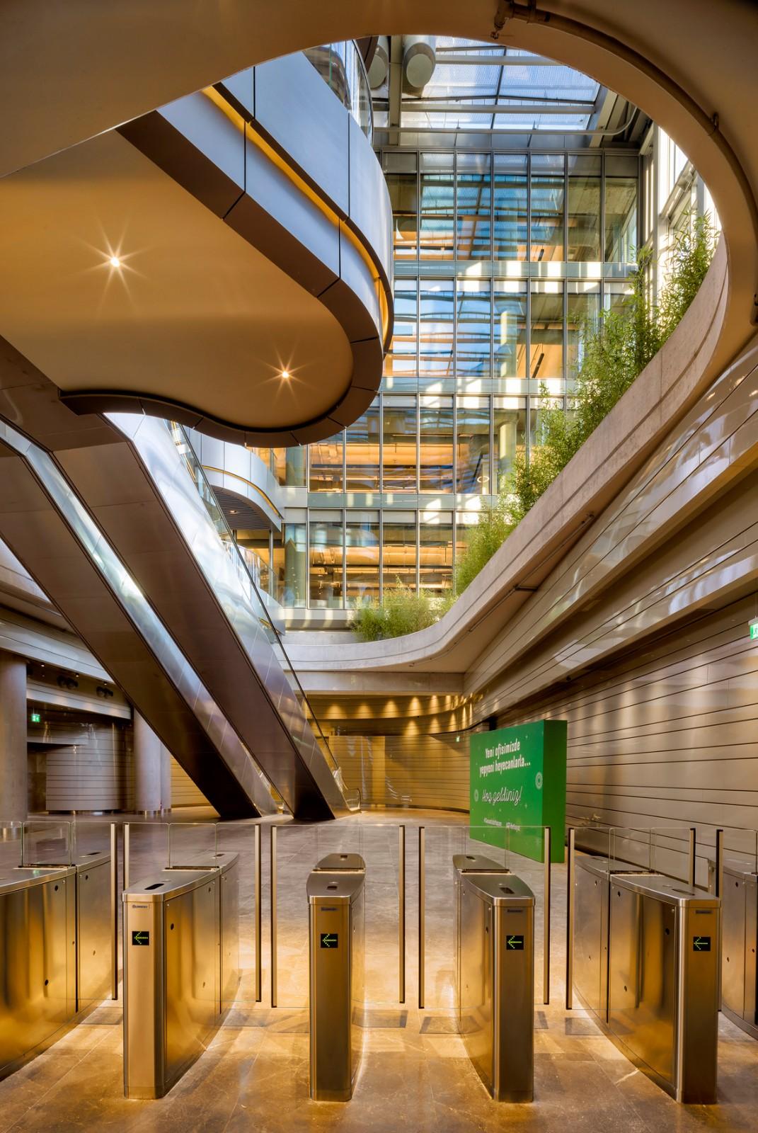 轻轻“躺”在山丘上的玻璃盒子：加兰蒂银行科技园区 / ERA Architects
