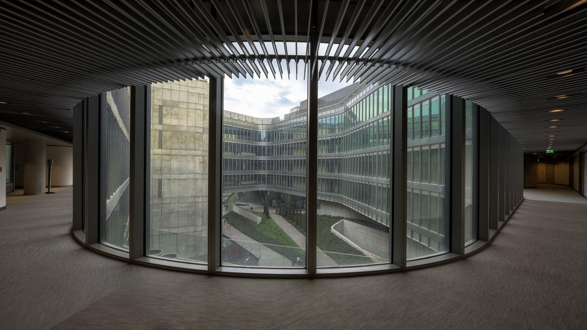 轻轻“躺”在山丘上的玻璃盒子：加兰蒂银行科技园区 / ERA Architects