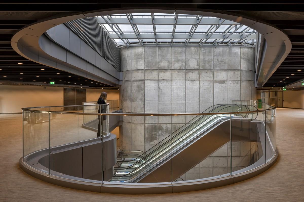 轻轻“躺”在山丘上的玻璃盒子：加兰蒂银行科技园区 / ERA Architects