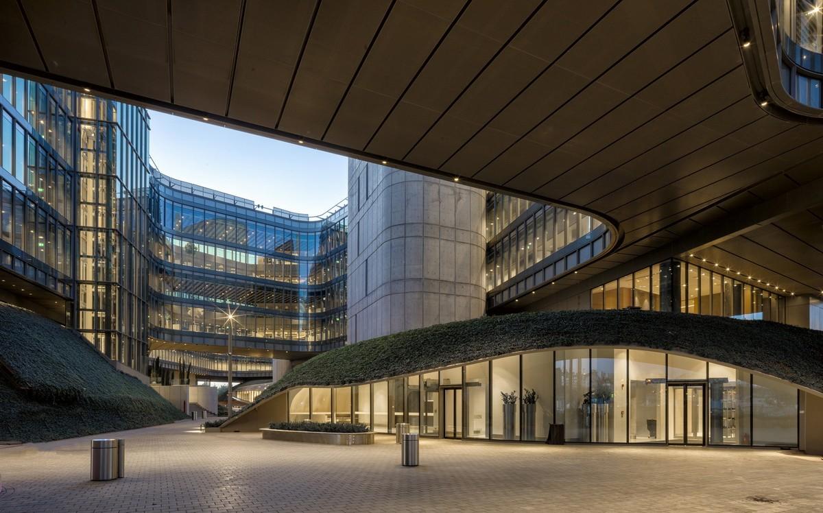 轻轻“躺”在山丘上的玻璃盒子：加兰蒂银行科技园区 / ERA Architects