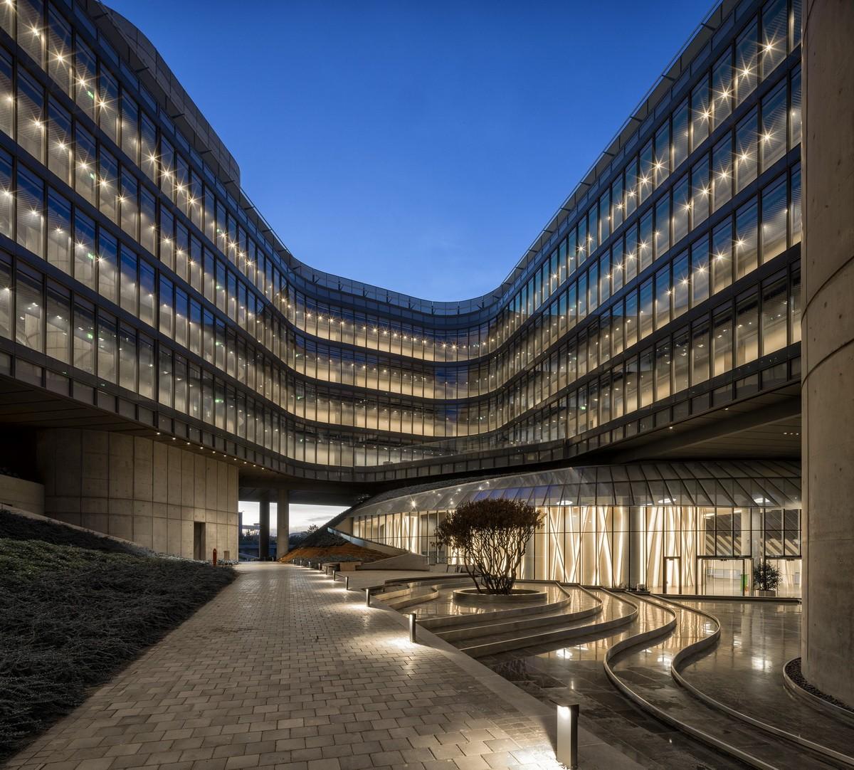 轻轻“躺”在山丘上的玻璃盒子：加兰蒂银行科技园区 / ERA Architects