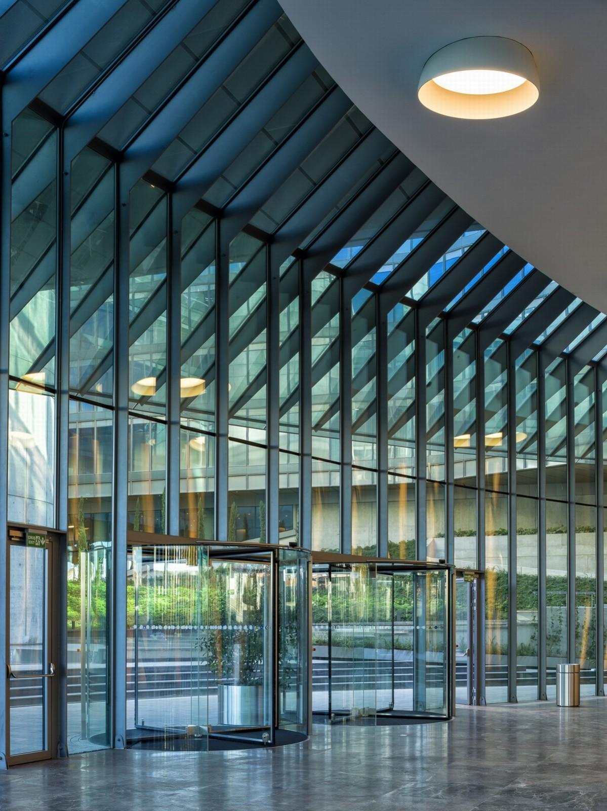 轻轻“躺”在山丘上的玻璃盒子：加兰蒂银行科技园区 / ERA Architects