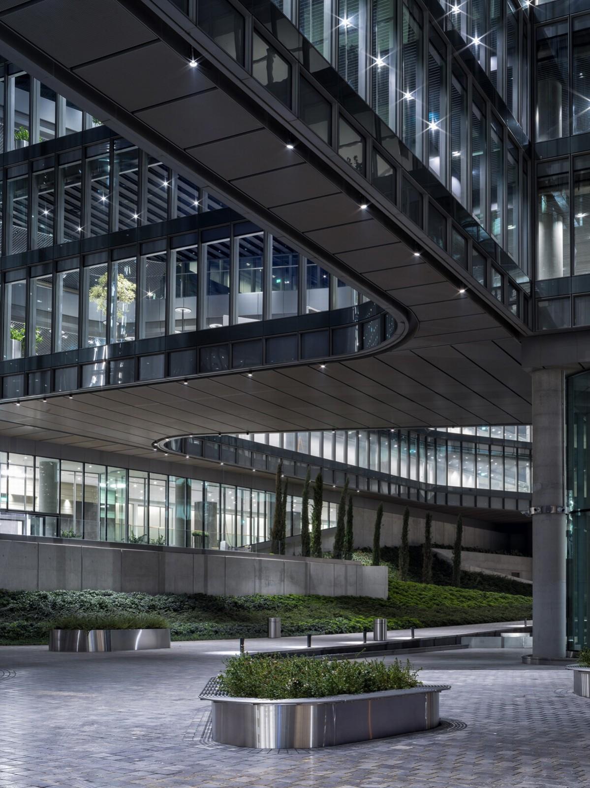 轻轻“躺”在山丘上的玻璃盒子：加兰蒂银行科技园区 / ERA Architects