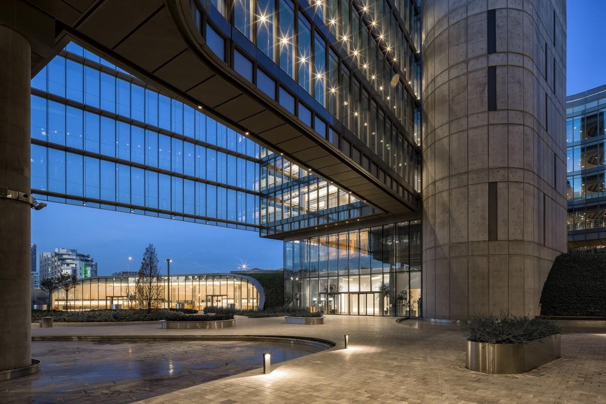 轻轻“躺”在山丘上的玻璃盒子：加兰蒂银行科技园区 / ERA Architects
