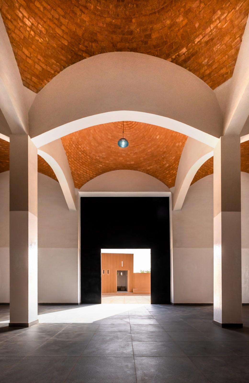 HIKMA图书馆：宗教与世俗完美结合的综合体 / atelier masōmī + studio chahar
