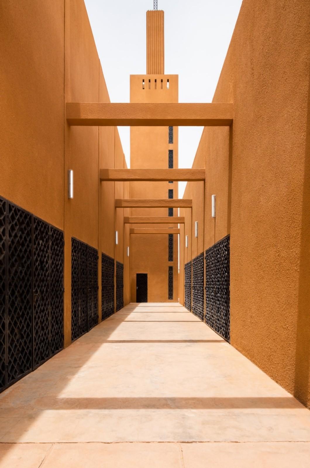 HIKMA图书馆：宗教与世俗完美结合的综合体 / atelier masōmī + studio chahar