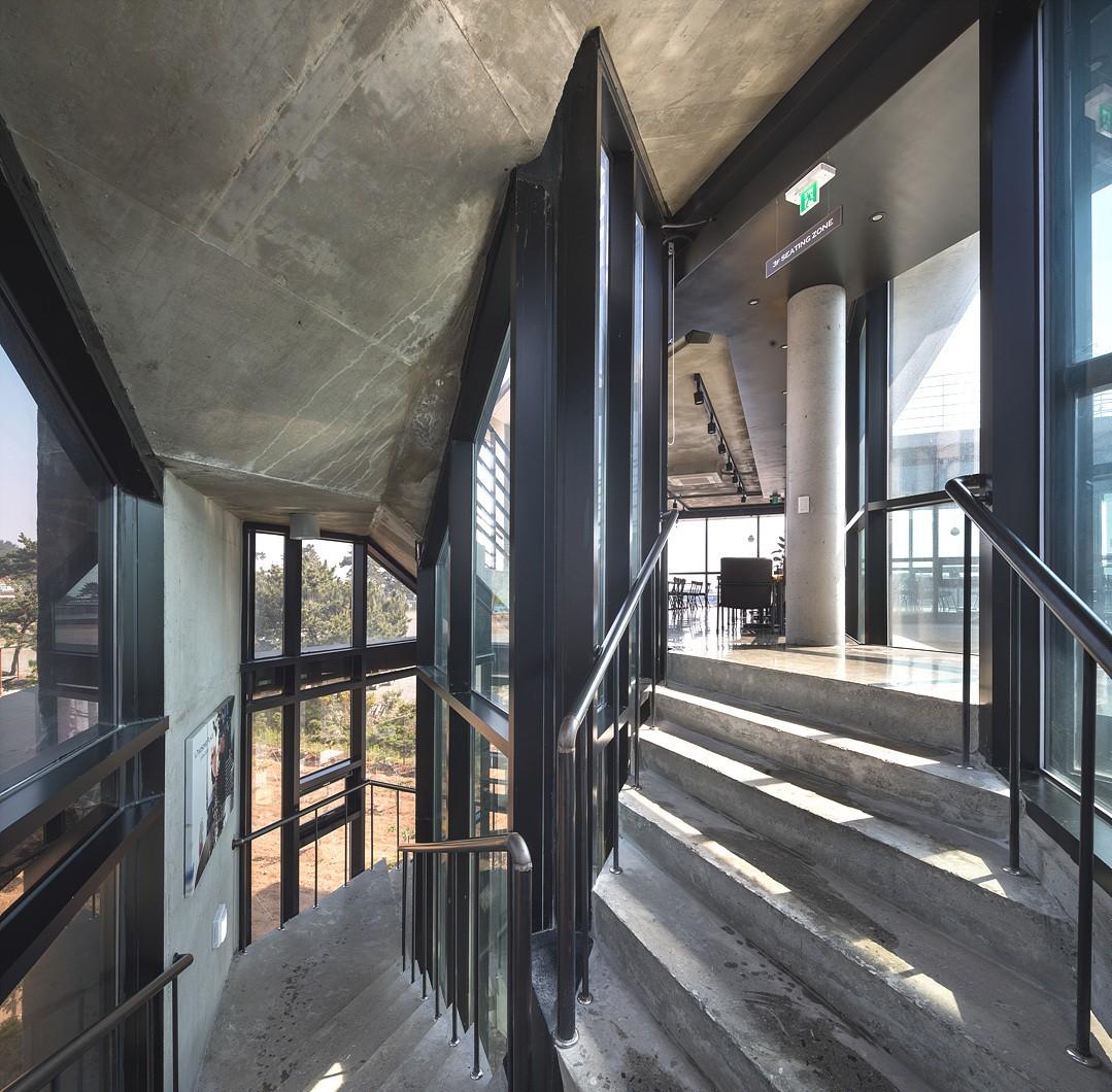 旭日东升，揽海天胜景：五角商业楼 / ON Architecture