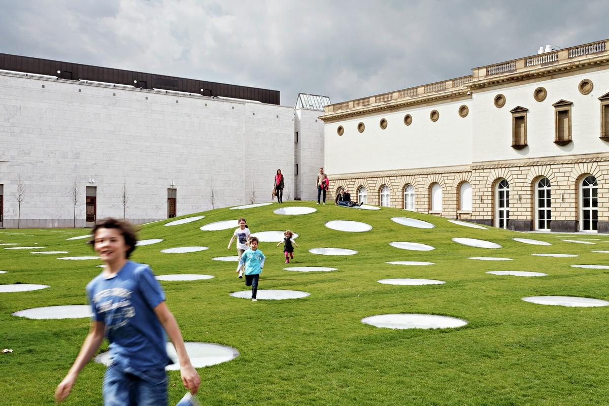 绿草如茵，星星点点——施塔德尔博物馆扩建工程 / Schneider + Schumacher