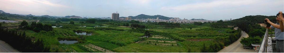 调整大小 3基地地形低洼，北面远处为龙潭山.jpg