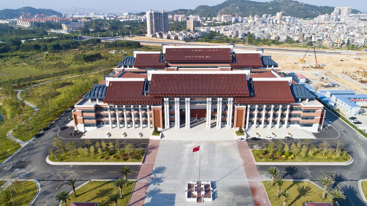 调整大小 6综合教学楼正立面俯瞰，远处是延绵山海，右侧是施工中的宿舍楼、专家楼.JPG