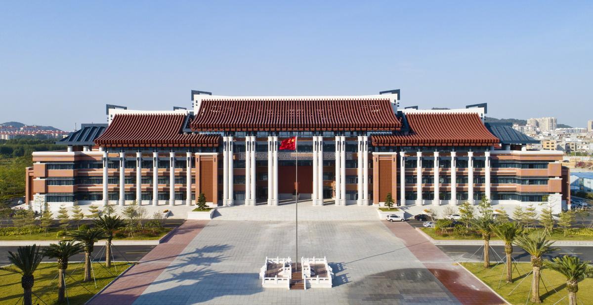 调整大小 18综合教学楼南立面的三组十五跨柱列.JPG