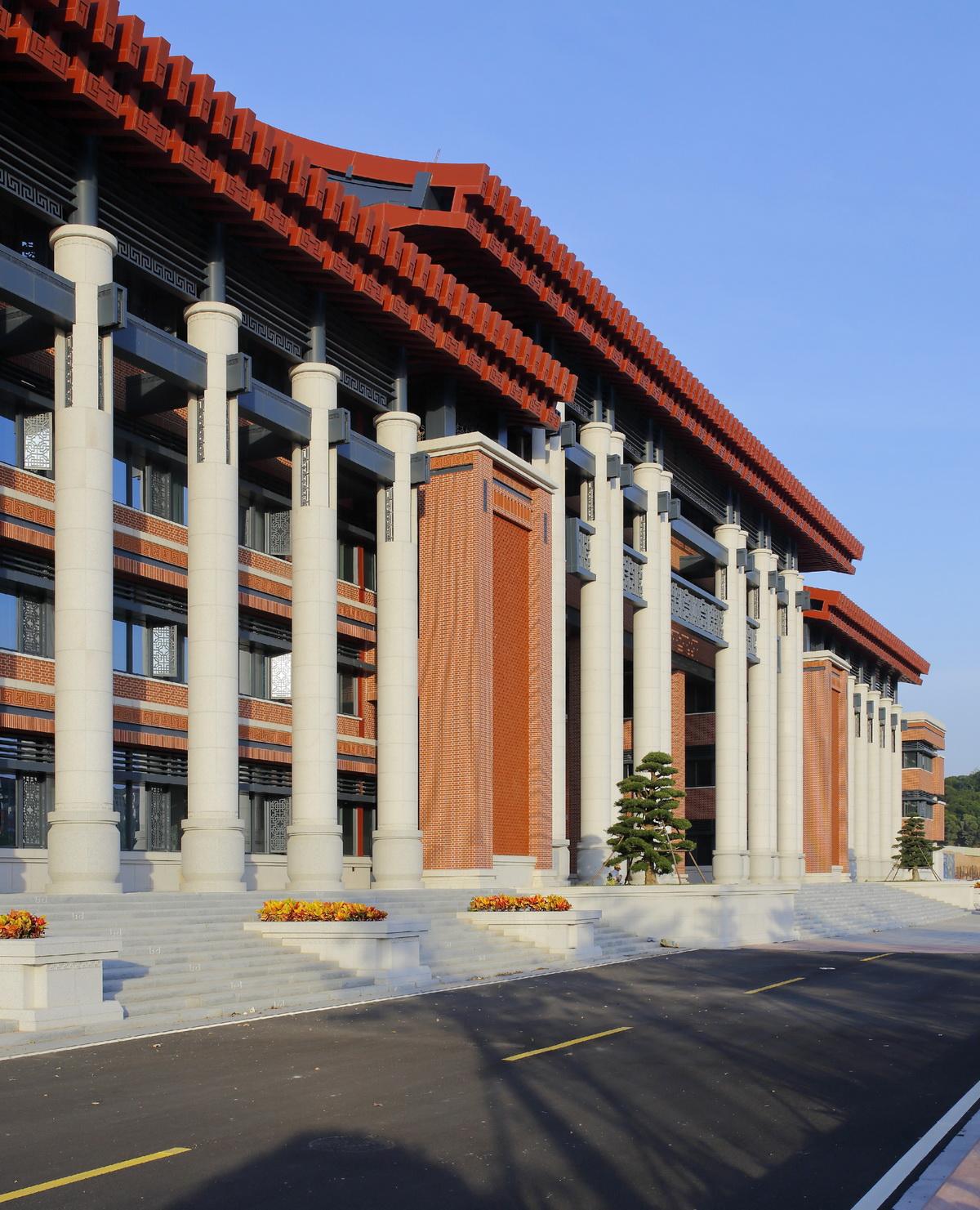 调整大小 19综合教学楼正立面的柱廊.JPG