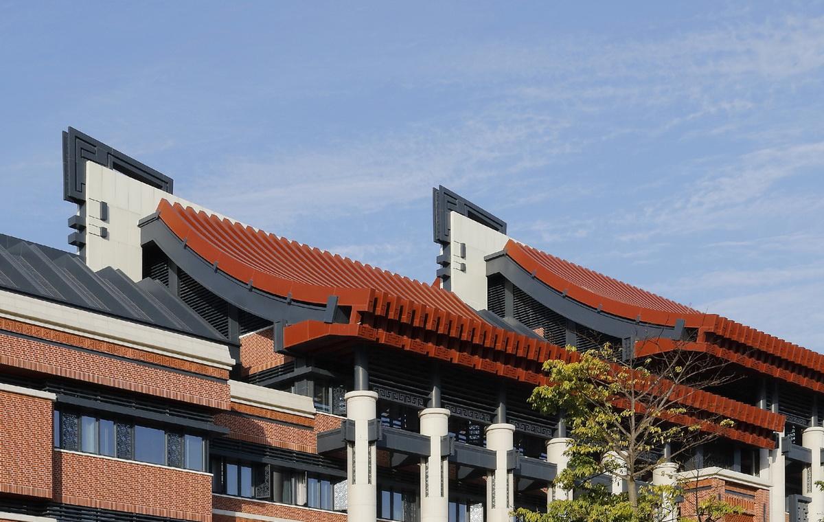 调整大小 30综合教学楼屋顶的燕尾斜脊.JPG
