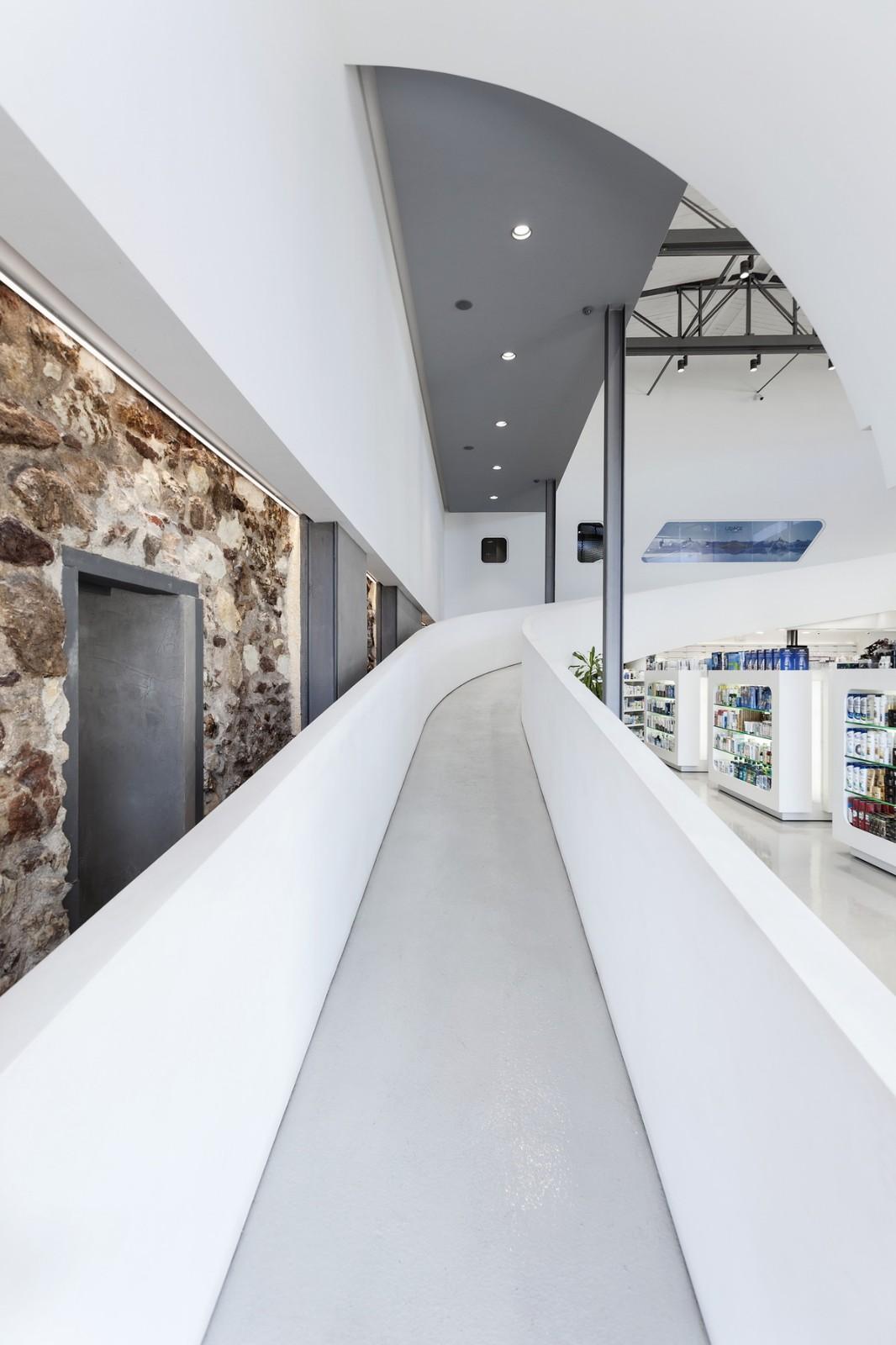 海浪与白帆的奏歌：Mole药房 / KLab Architecture